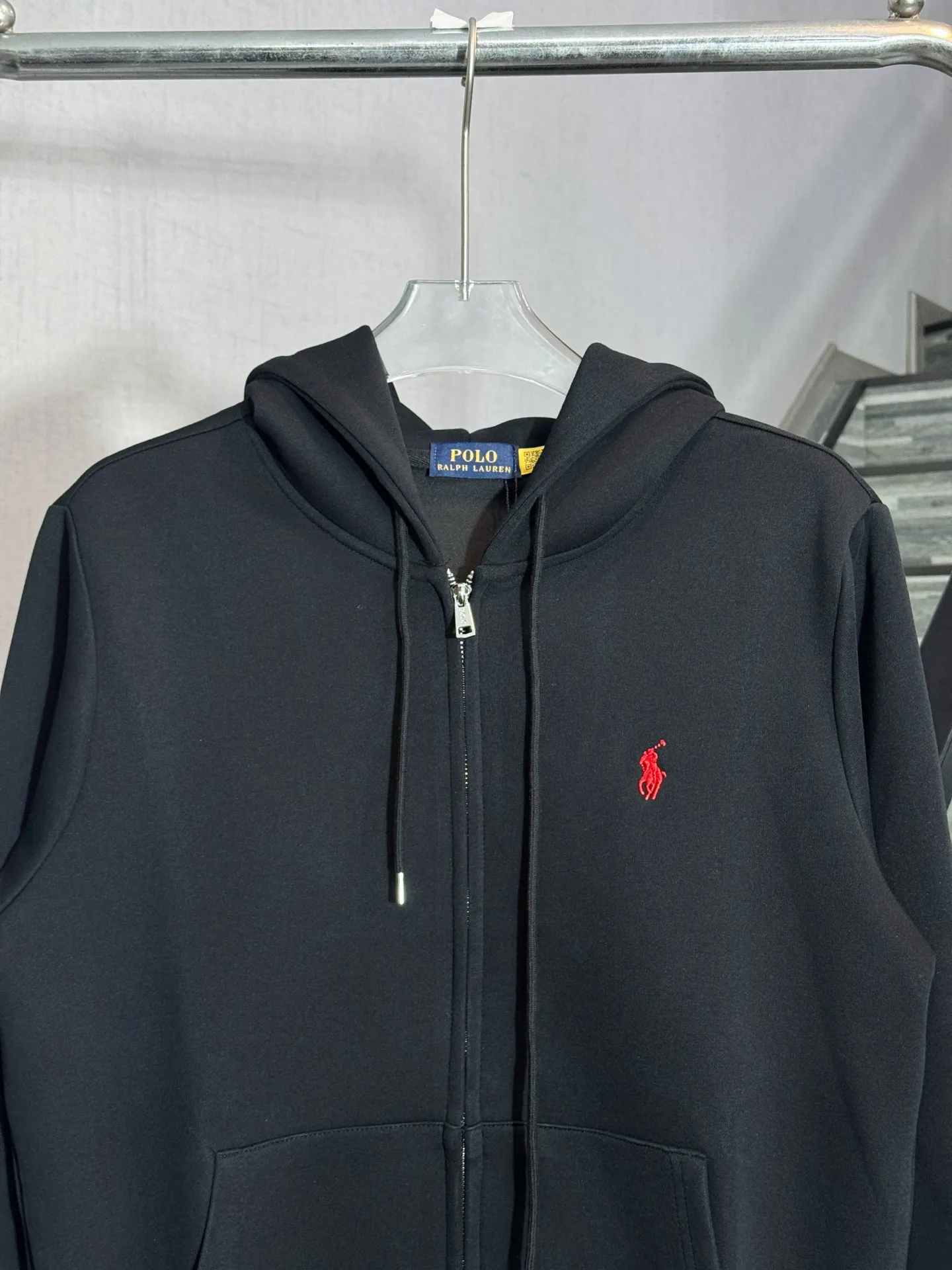 P260 model number: HE397 Ralph Lauren-Ralph Lauren hooded zipper jacket with small logo on the chest The fabric is made of 420g high-weight air customer service fabric. The upper body is comfortable and soft, and has high warmth retention. The chest is sewn with small embroidery of horseback riding and war marks. The embroidery is three-dimensional and full, highlighting the simple atmosphere of the clothes. The threads on the hem of the arms are made of the same material. The elastic thread of the same color as the cylinder, the zipper adopts the customized Polo original small letter hardware zipper, the clothes are designed with a hood, made by a famous factory, with hemming and wrapping strips, the original original label, complete with three labels, os loose version, a popular item of the season, feel free to buy it.  Color: Black/Navy Blue Size: S M L XL